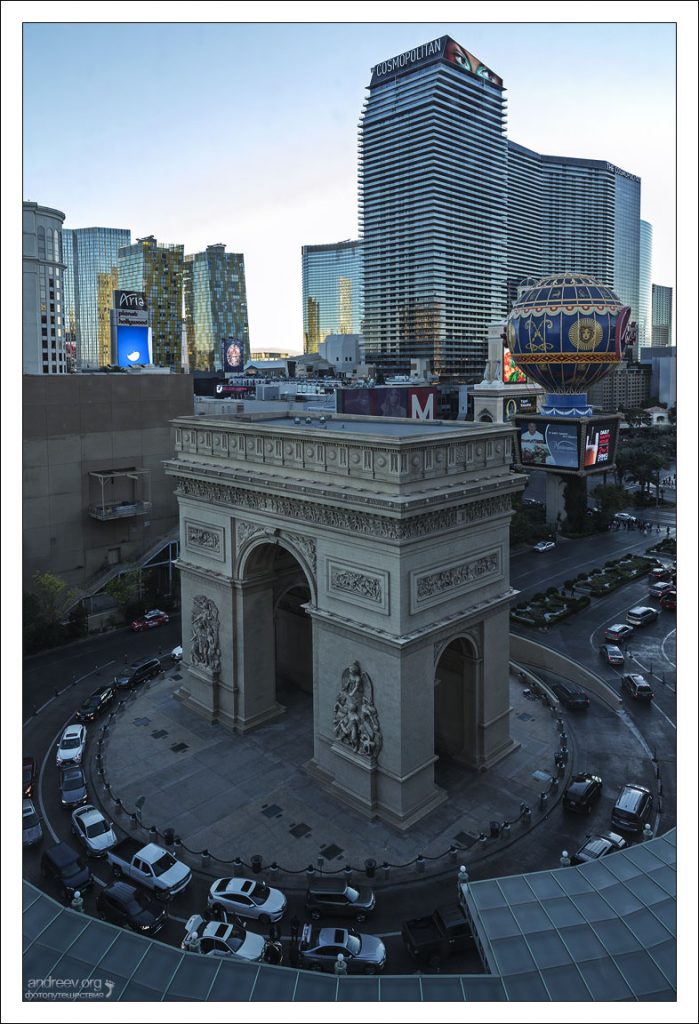 Реплика Триумфальной арки у входа в отель Париж выполнена в 2/3 величины от настоящей.
