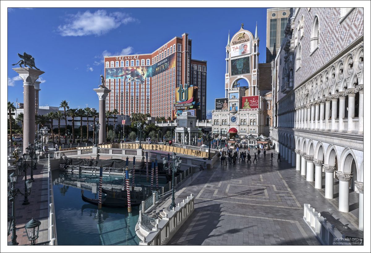 Отель The Venetian Las Vegas. Построенный за 1,5 миллиарда долларов в 1999 году, это был один из самых дорогих отелей-казино в своём роде.
