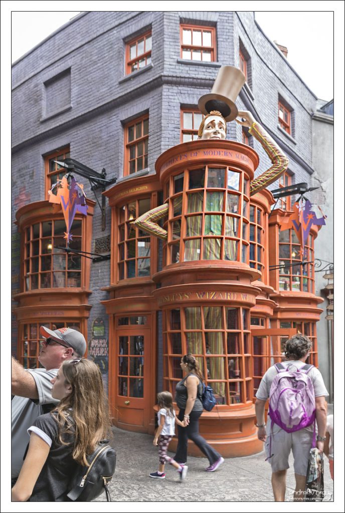 Шуточный магазин близнецов Уизли – «Всевозможные волшебные вредилки» (англ. Weasleys’ Wizard Wheezes).