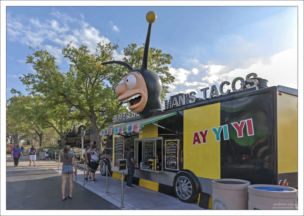 Киоск Bumblebee Man's Taco Truck, предлагающий мексиканскую еду.