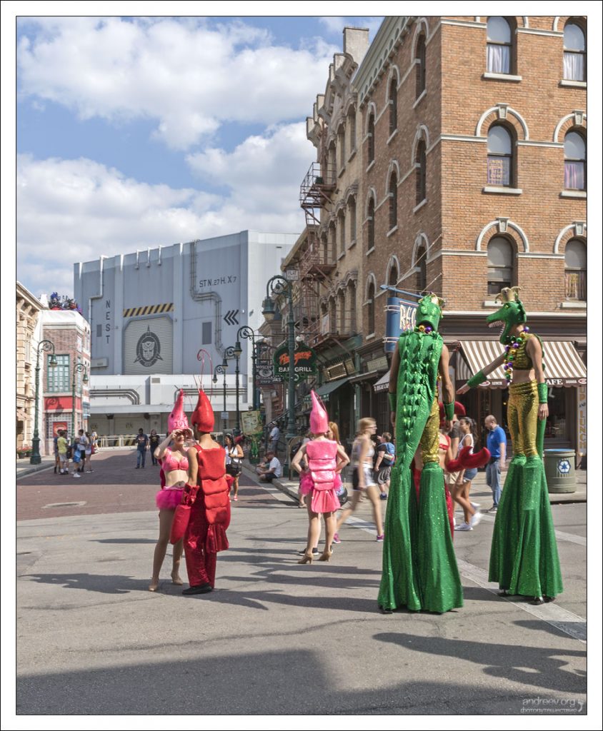 Сказочные персонажи готовятся к параду в парке Universal Studios.