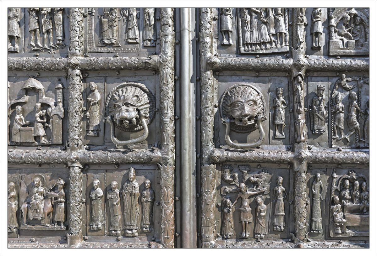 Магдебургские врата — романские бронзовые ворота середины XII века, расположенные на западной стороне Софийского собора в Новгороде, где находился главный вход в храм. Врата происходят из Центральной Европы, чем объясняется католический, а не православный характер изображений.