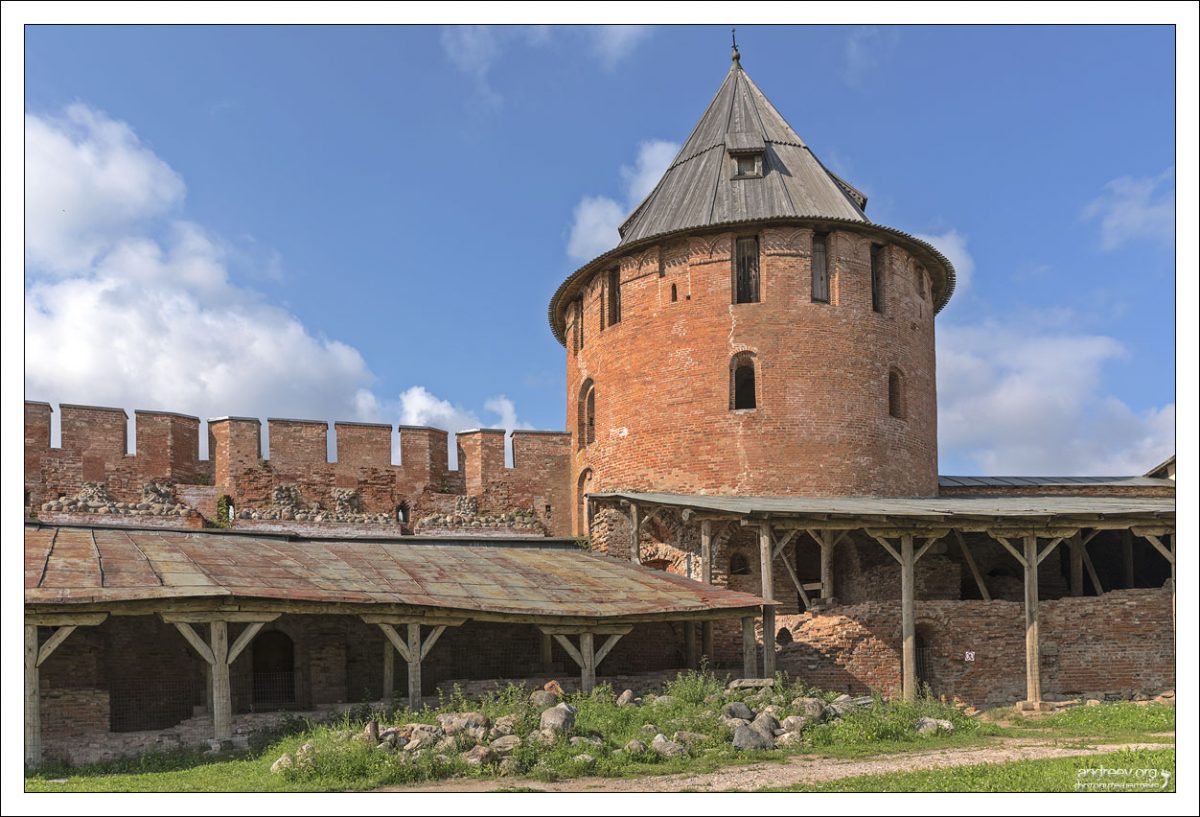 Митрополичья башня — цилиндрическая башня Новгородского детинца, построена в 15-м веке. Толщина стен - три метра.