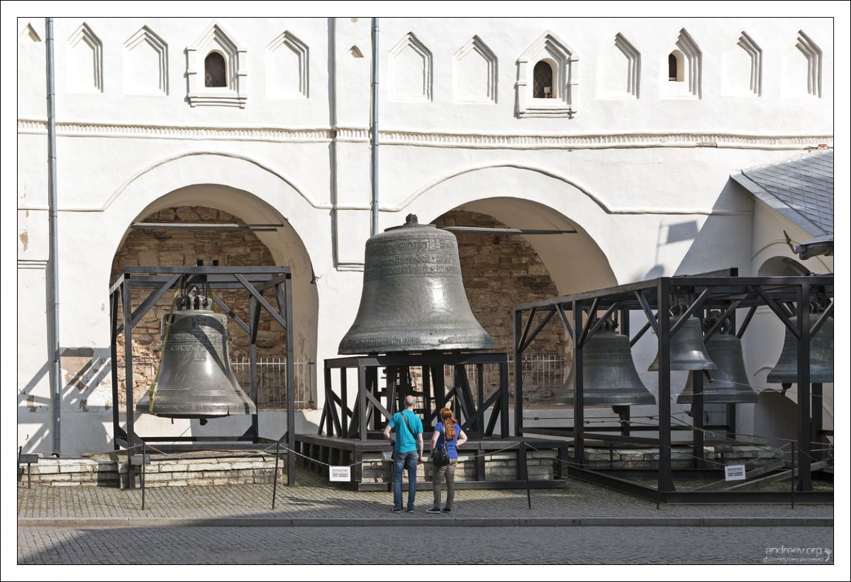 В звоннице на выставке «Древние колокола Великого Новгорода» представлено 14 колоколов весом от 1,5 до 20 пудов.