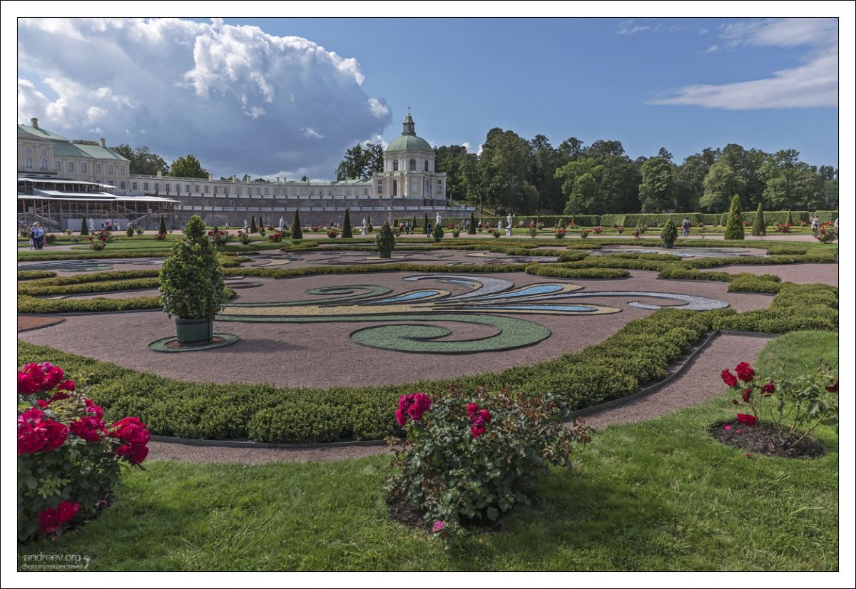 Меншиковский дворец — памятник петровского барокко. Он был построен для А.М. Меншикова, ближайшего сподвижника Петра I (1711 г.). Ораниенбаум.