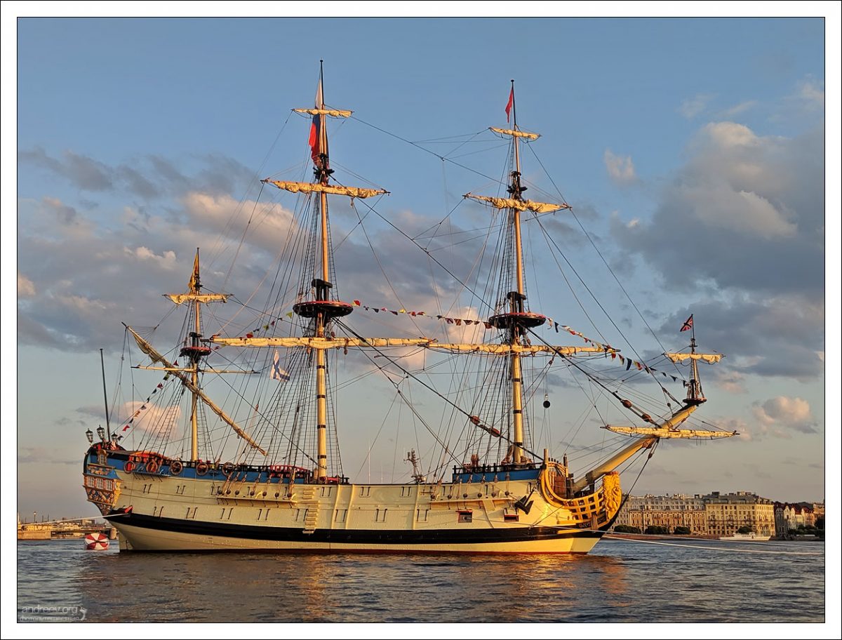 В строительстве оригинального корабля "Полтава" принимал личное участие Пётр I. Корабль получил своё название в честь важной победы, одержанной русской армией над шведами в Полтавской битве, и стал первым линейным кораблём, заложенным и построенным в Санкт-Петербургском Адмиралтействе.