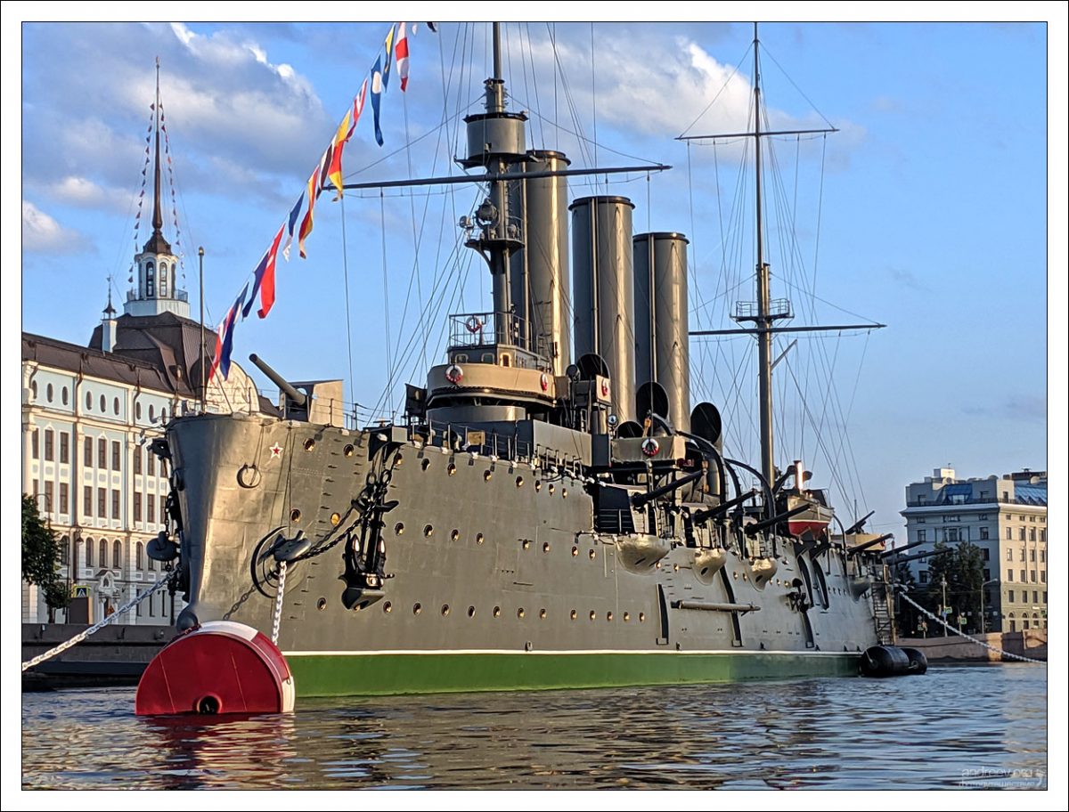 Крейсер "Аврора" на стоянке у Петроградской набережной, возле истока Большой Невки.