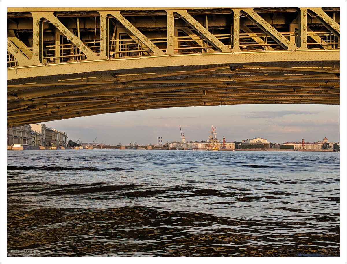 Проходим по Неве под Троицким мостом. Соединяет между собой Петроградский и 1-й Адмиралтейский острова.