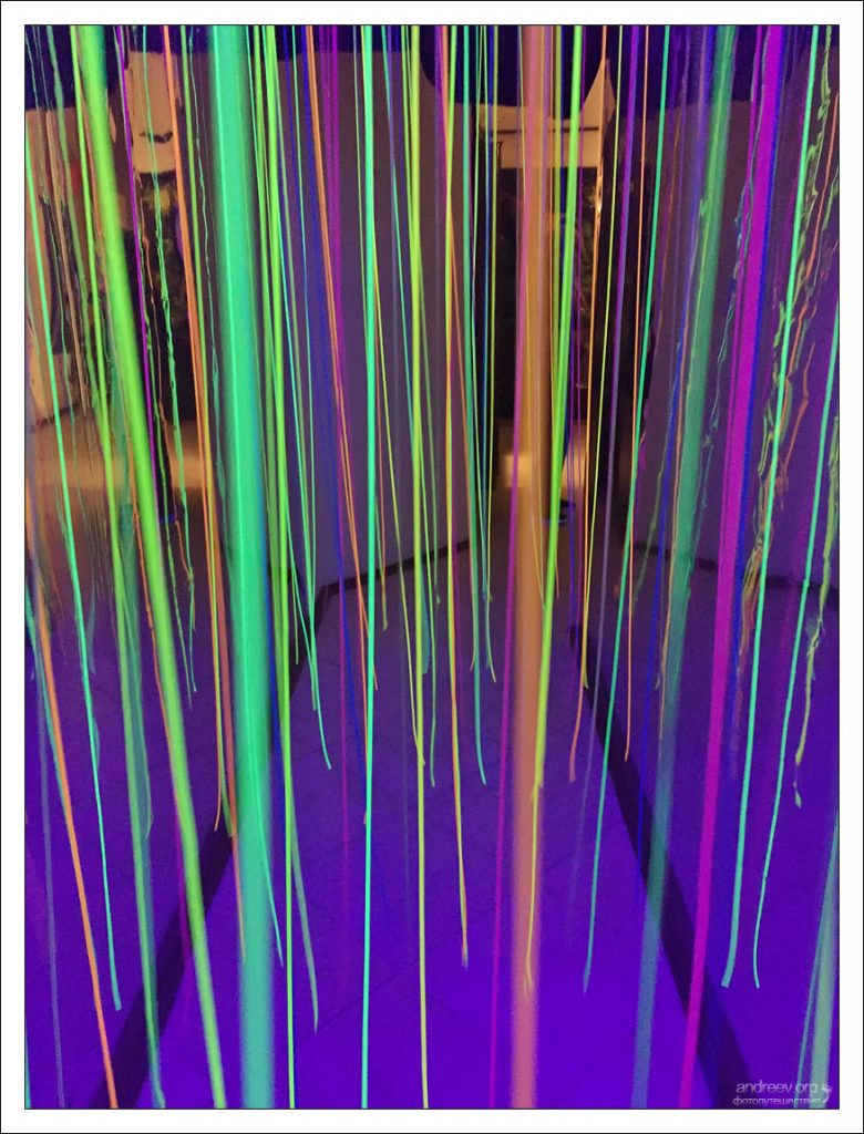 «Волшебный лес» - зеркальный зал с люминесцирующими нитями. Их очень здорово собирать в пучки.