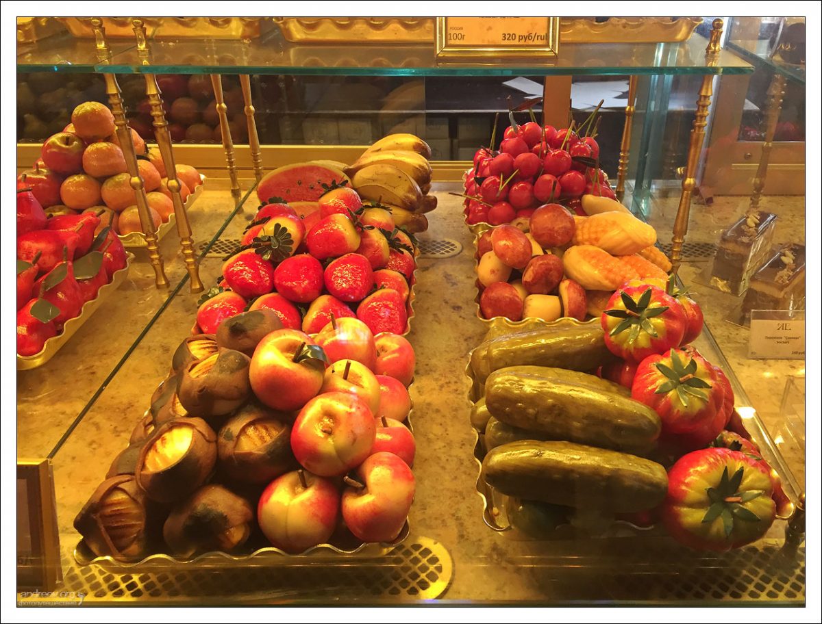 Марципановые фрукты и овощи в Елисеевском магазине.