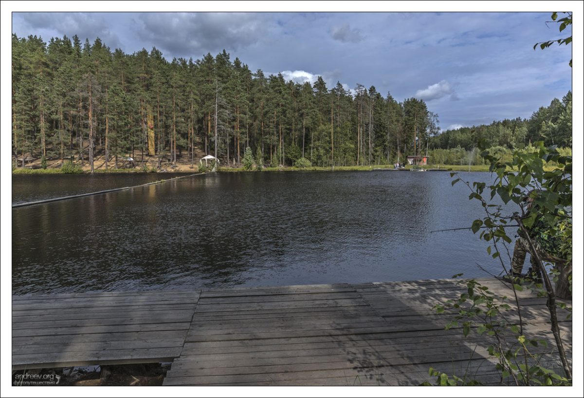 Озеро Радужное возле автомобильной трассы «Скандинавия» (E18), к северу от Санкт-Петербурга.