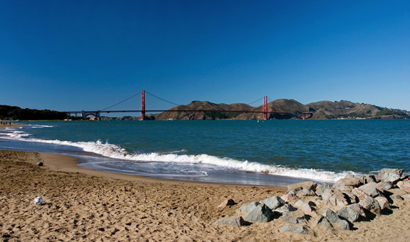 Мост Золотые Ворота (Golden Gate Bridge), перекинутый через залив Сан-Франциско.