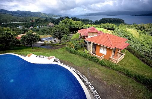 На территории гостиницы "Linda Vista" у вулканического озера Arenal.