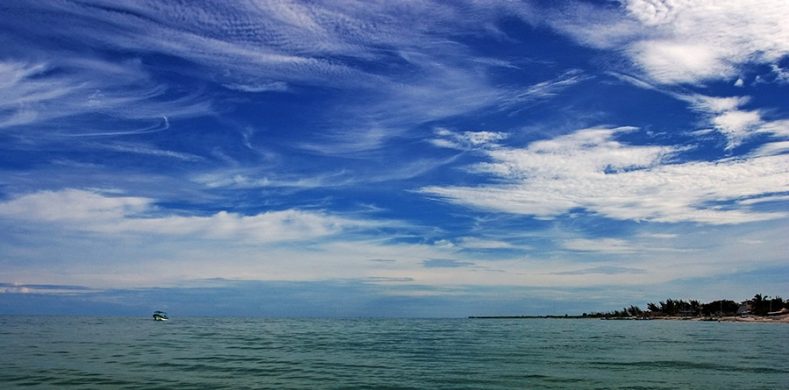 Мексиканский залив у берегов рыбацкой деревни Селестун.