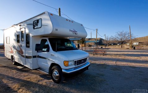 Арендованный на время путешествия дом-на-колёсах на стоянке в городке Whites city.