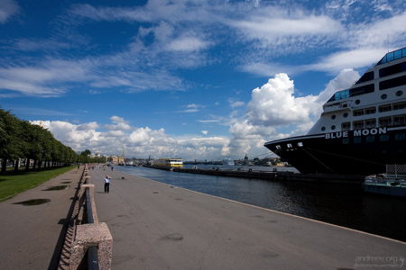 Университетская набережная, и причалившее круизное судно.