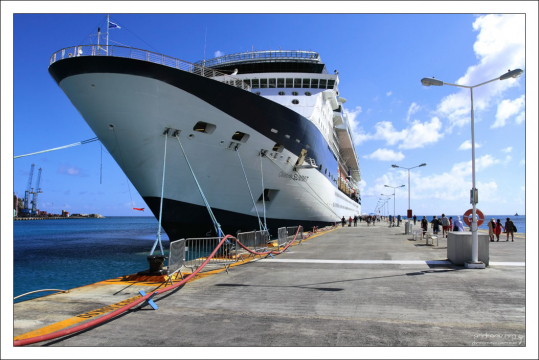 “Celebrity Summit” в порту на острове Сен-Мартен, Южные Карибы.