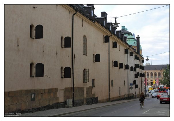 Железные ставни на окнах здания в центре города.