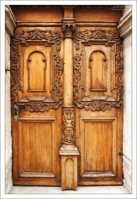 Резная деревянная дверь в архитектурном ансамбле "Три сестры" на улице Пикк.