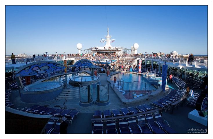 Вечеринка на верхней палубе по случаю отплытия.