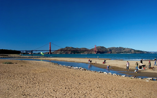 Выходной день в парке около моста Golden Bridge.