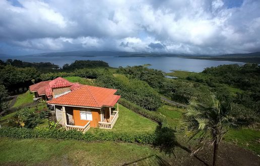 Вулканическое озеро Аренал.