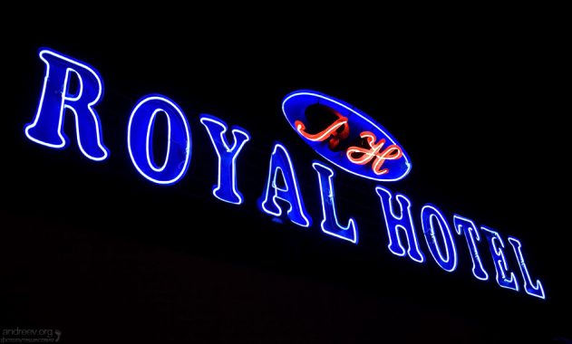 Вывеска отеля "Royal Hotel". Рабат.