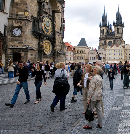 Толпы туристов около часов Орлой на Староместской площади.
