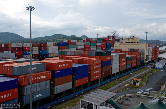 Груз в контейнерах наиболее часто переправляется через на канал. На втором месте - зерно.