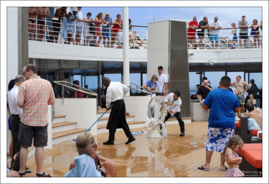 Шоу по вырезанию фигур из глыбы льда.