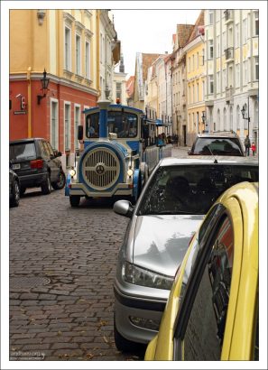 Туристический поезд в центре Старого города.