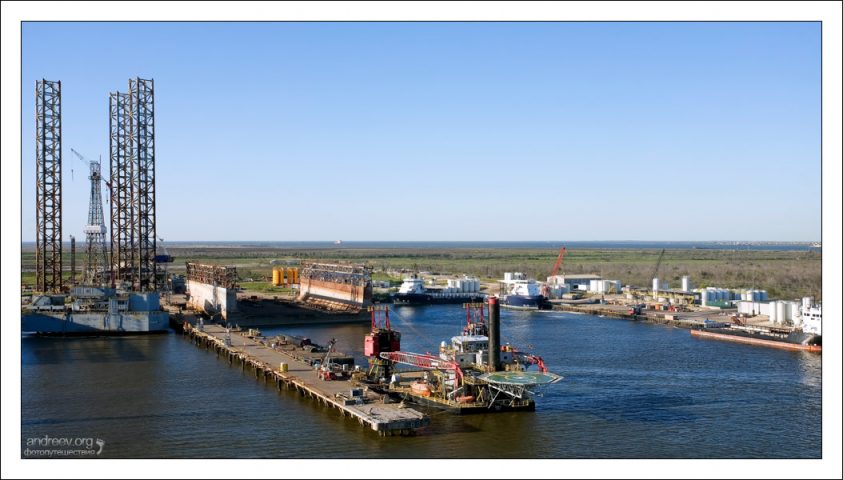 Нефтехранилища на берегу Мексиканского залива.