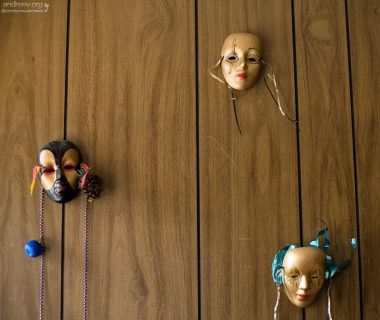 Маски на стенах в мотеле "Дель Рей".