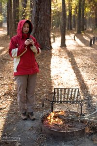 Попытка согреться около утреннего костра.