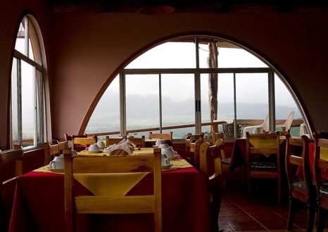 Обеденный зал гостиницы "Linda Vista".