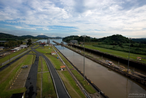 Панамский канал прорыт через самое узкое и низкое место перешейка.