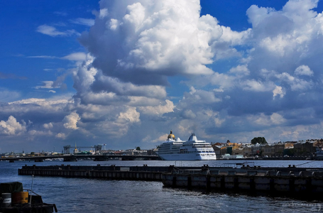 Огромное круизное судно и крошечный на его фоне мост лейтенанта Шмидта (Благовещенский).