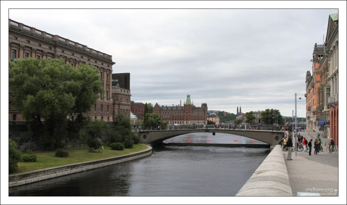 Мост Riksbron ("Национальный мост"), ведущий на остров Хельгеа́ндсхольмен, где находится здание шведского парламента.