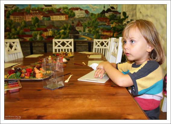 Саша на мастер-классе в музее марципана.