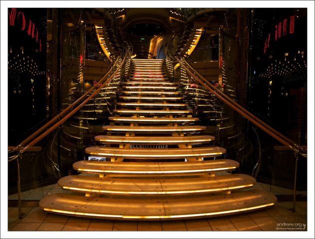 Подсвеченная лестница в театр.