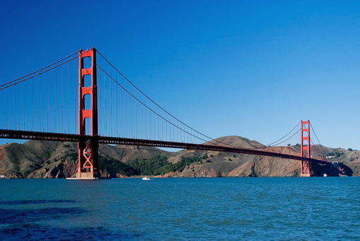 Golden Gate Bridge на самом деле не золотой, а покрашен в цвет, известный как "International orange".