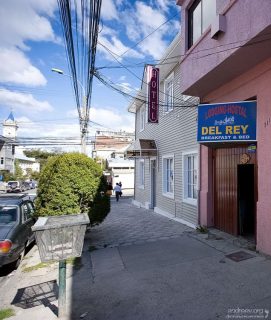 Вход с улицы в мотель "Del Rey".