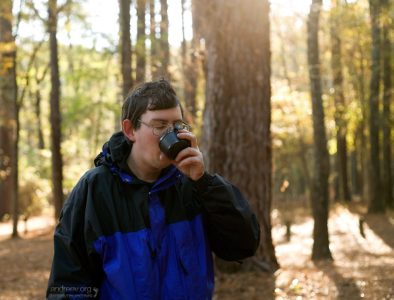 Утренняя чашка чая в кемпинге.