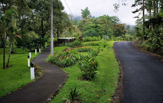 Ухоженные тропинки вокруг Arenal Observatory.
