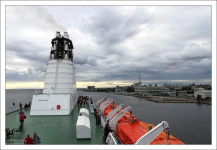 Паром Princess Anastasia отплывает из морского порта Санкт-Петербурга.