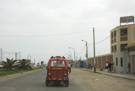 Тук-тук - вид общественного транспорта в маленьких городках.