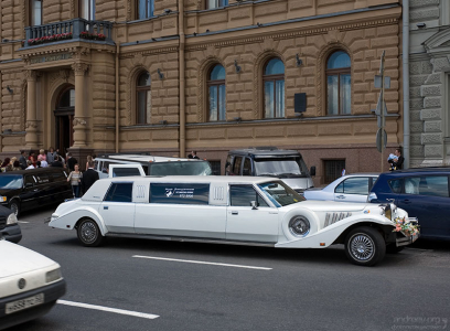 Свадебное авто перед главным ЗАГСом города.