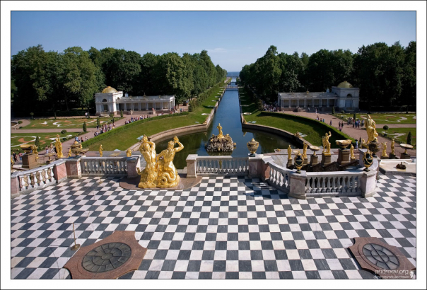 Терраса Большого каскада и Морской канал. Петергоф, Россия.