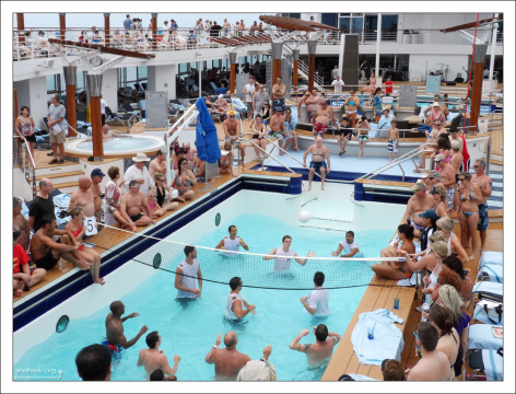 Волейбол в воде.