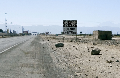 Реклама сыра и йогурта около молочного завода.